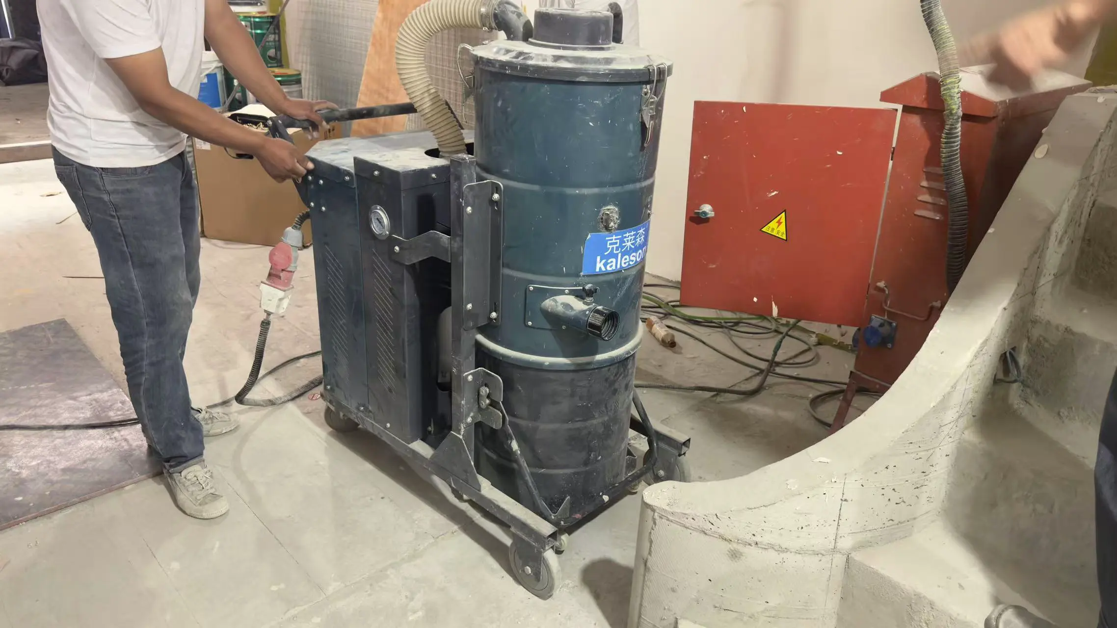 Three-phase industrial vacuum cleaner used for luxury villa decoration